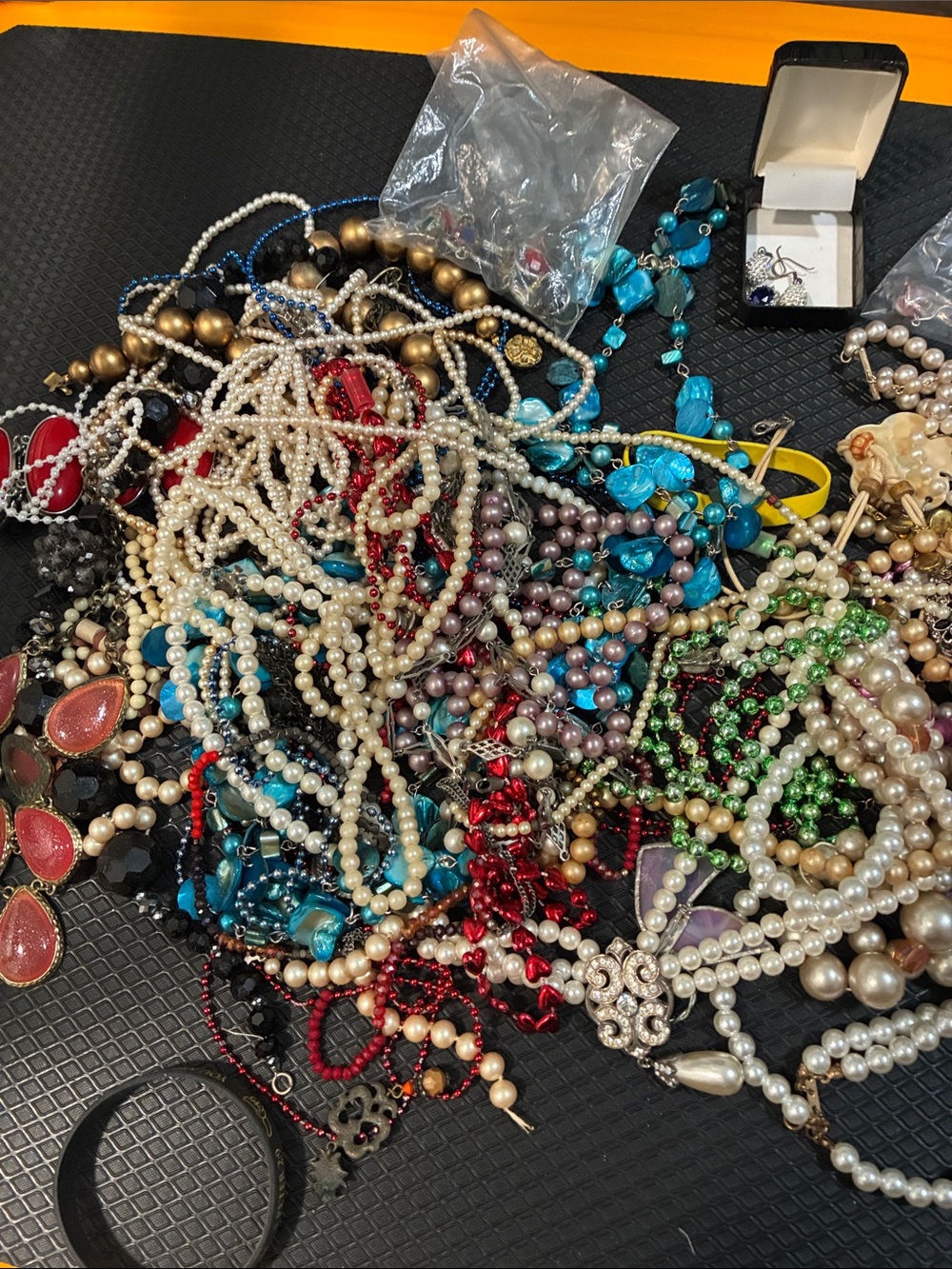 Mixed Costume Jewelry Lot - Multicolor Beaded Necklaces & Charms - Picture 3 of 6